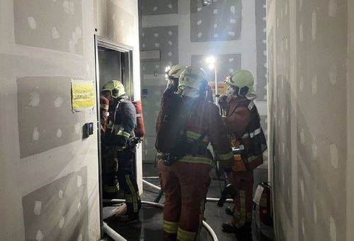 Sebuah Kebakaran Terjadi di Dekat Lantai Atas Gedung Tinggi di New Taipei