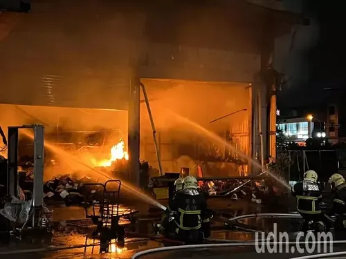Seluruh Deretan Rumah Timah Terbakar di Kawasan Pusat Kota Pingtung Dan Terjadi Ledakan Terus Menerus di Lokasi Kejadian