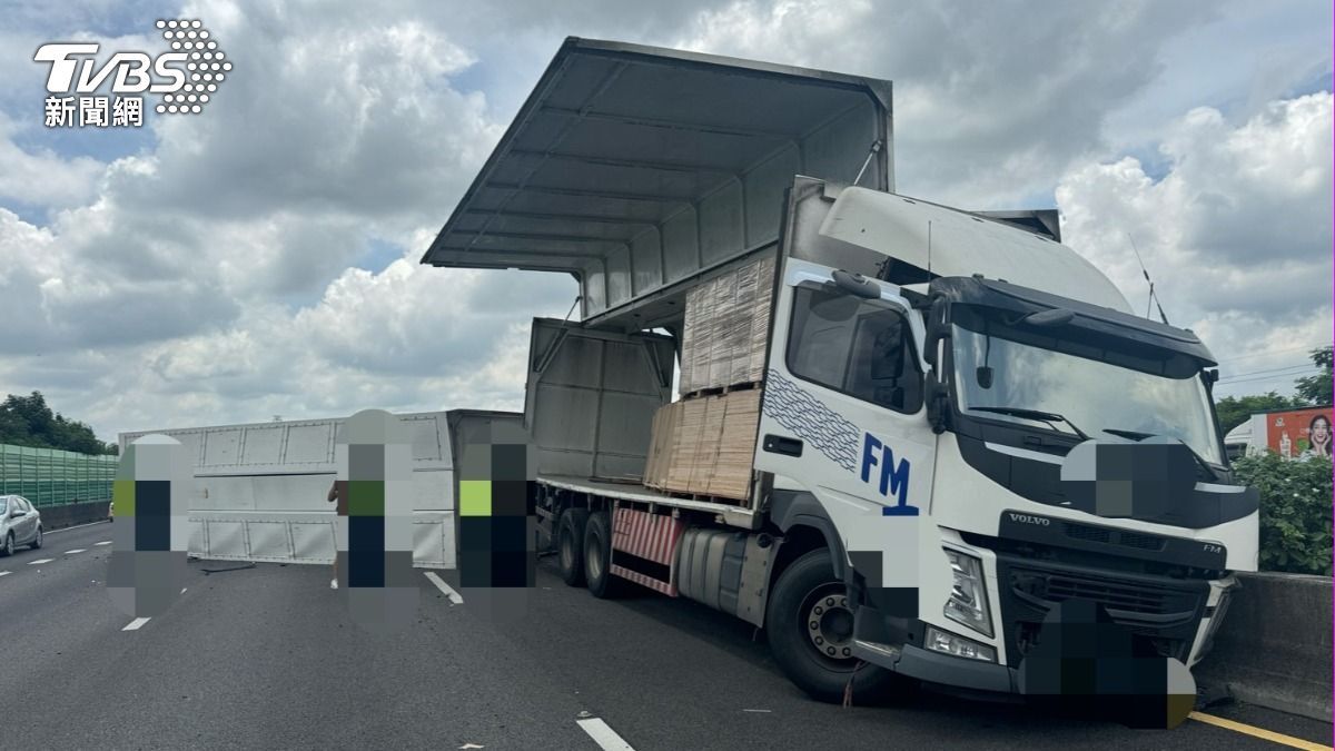 Truk Gandeng Terguling Bertabrakan Dengan Mobil Penumpang Di Changhua